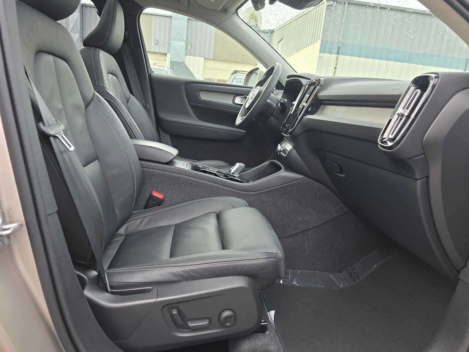2024 Volvo XC40 Plus Bright Theme
