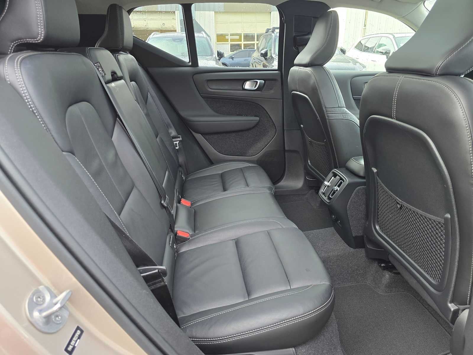 2024 Volvo XC40 Plus Bright Theme