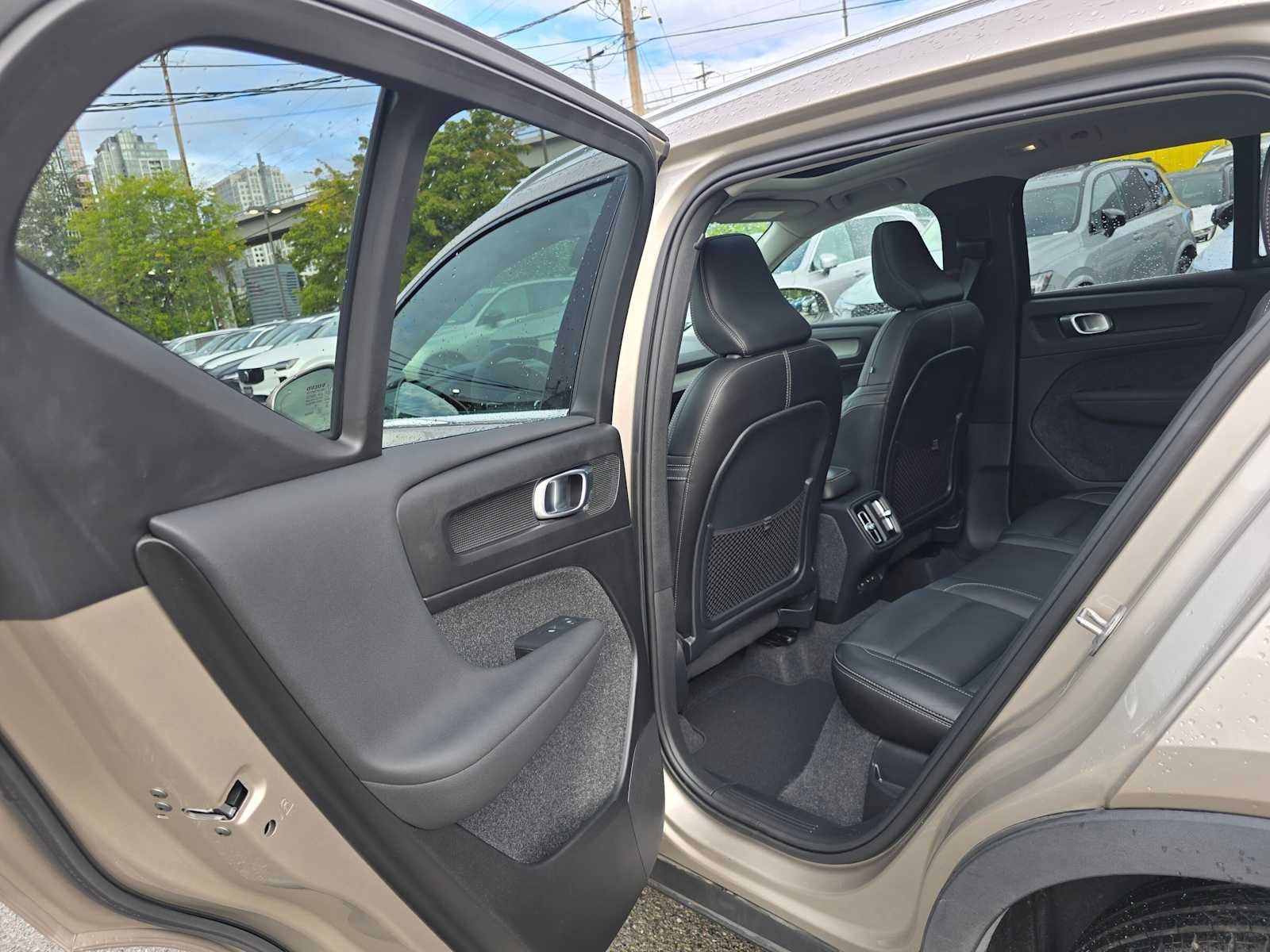 2024 Volvo XC40 Plus Bright Theme