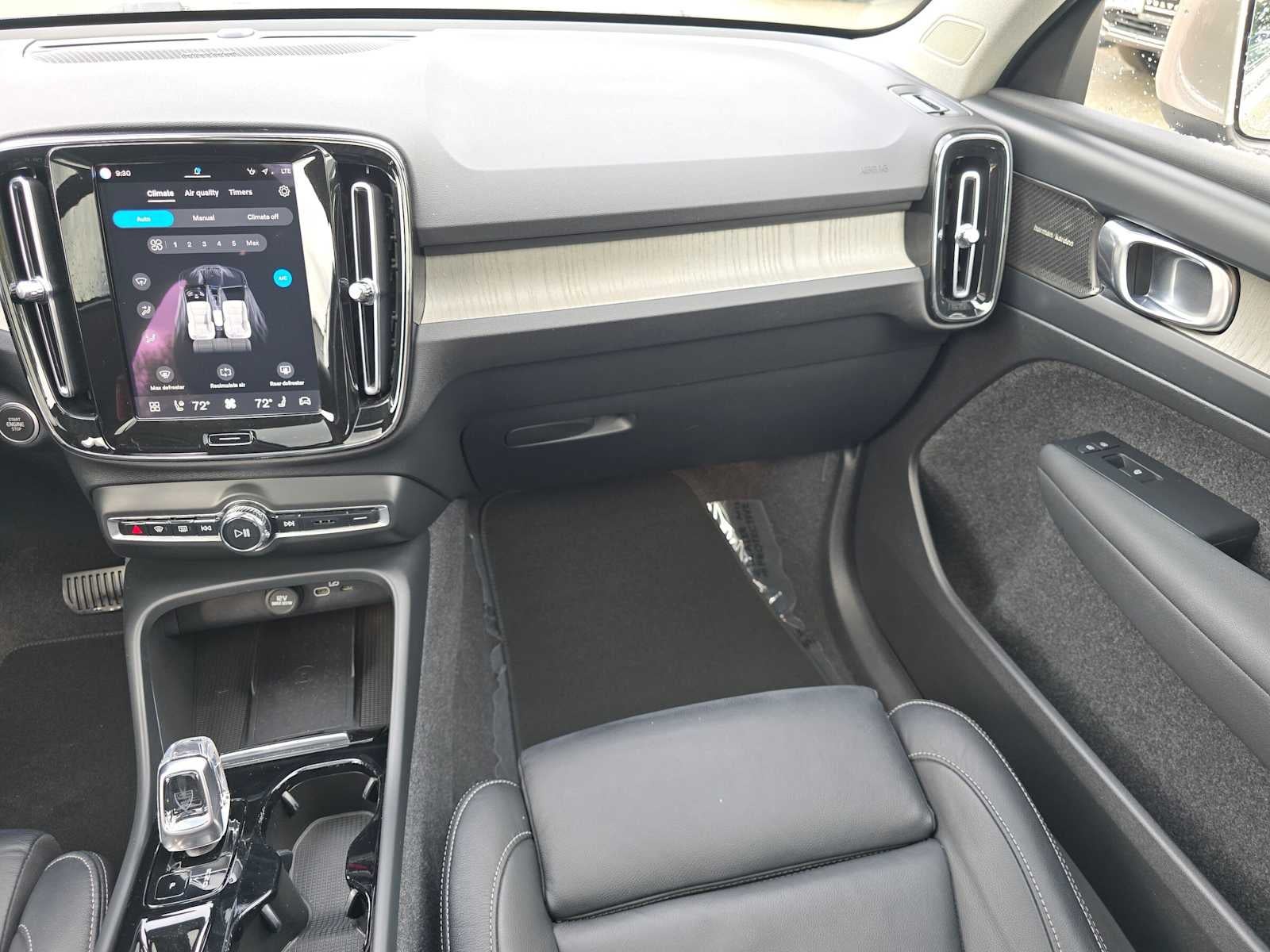 2024 Volvo XC40 Plus Bright Theme