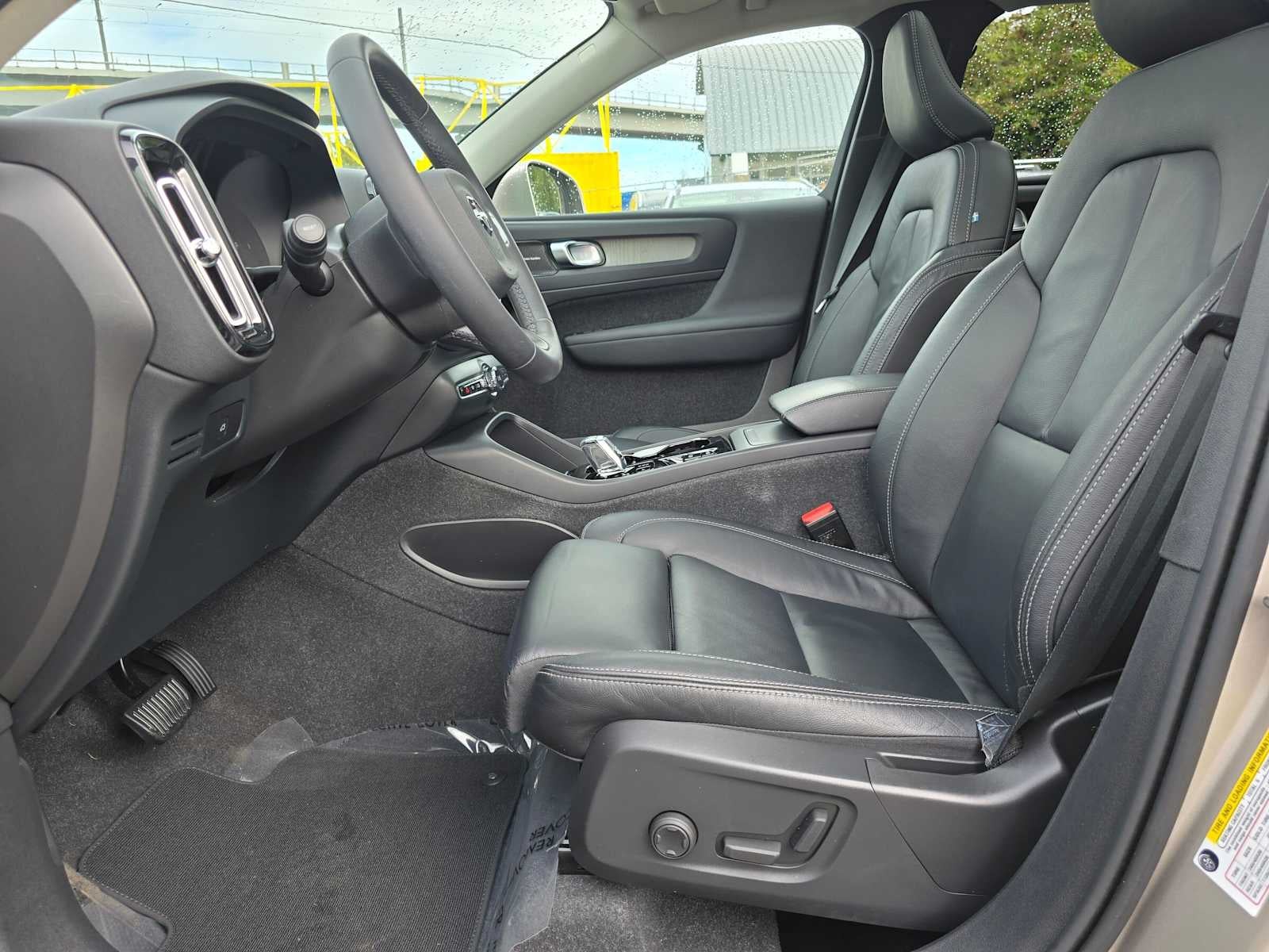 2024 Volvo XC40 Plus Bright Theme