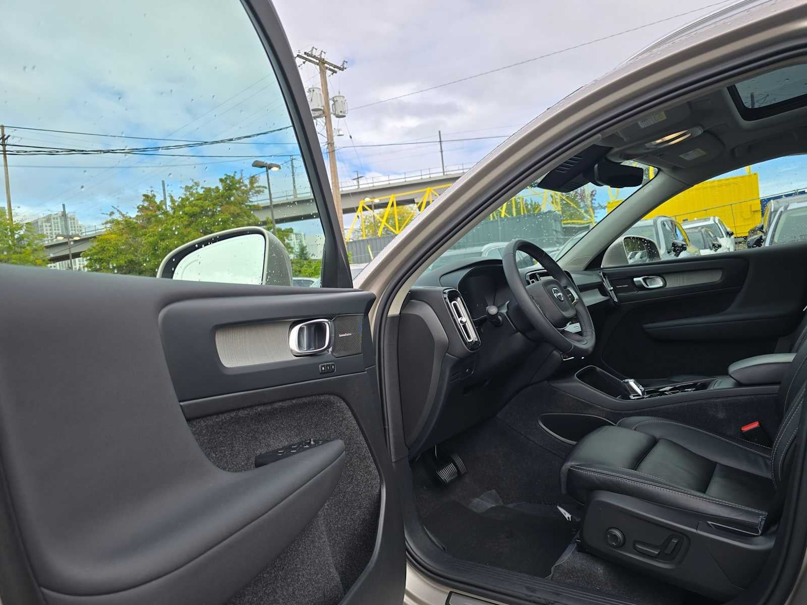 2024 Volvo XC40 Plus Bright Theme