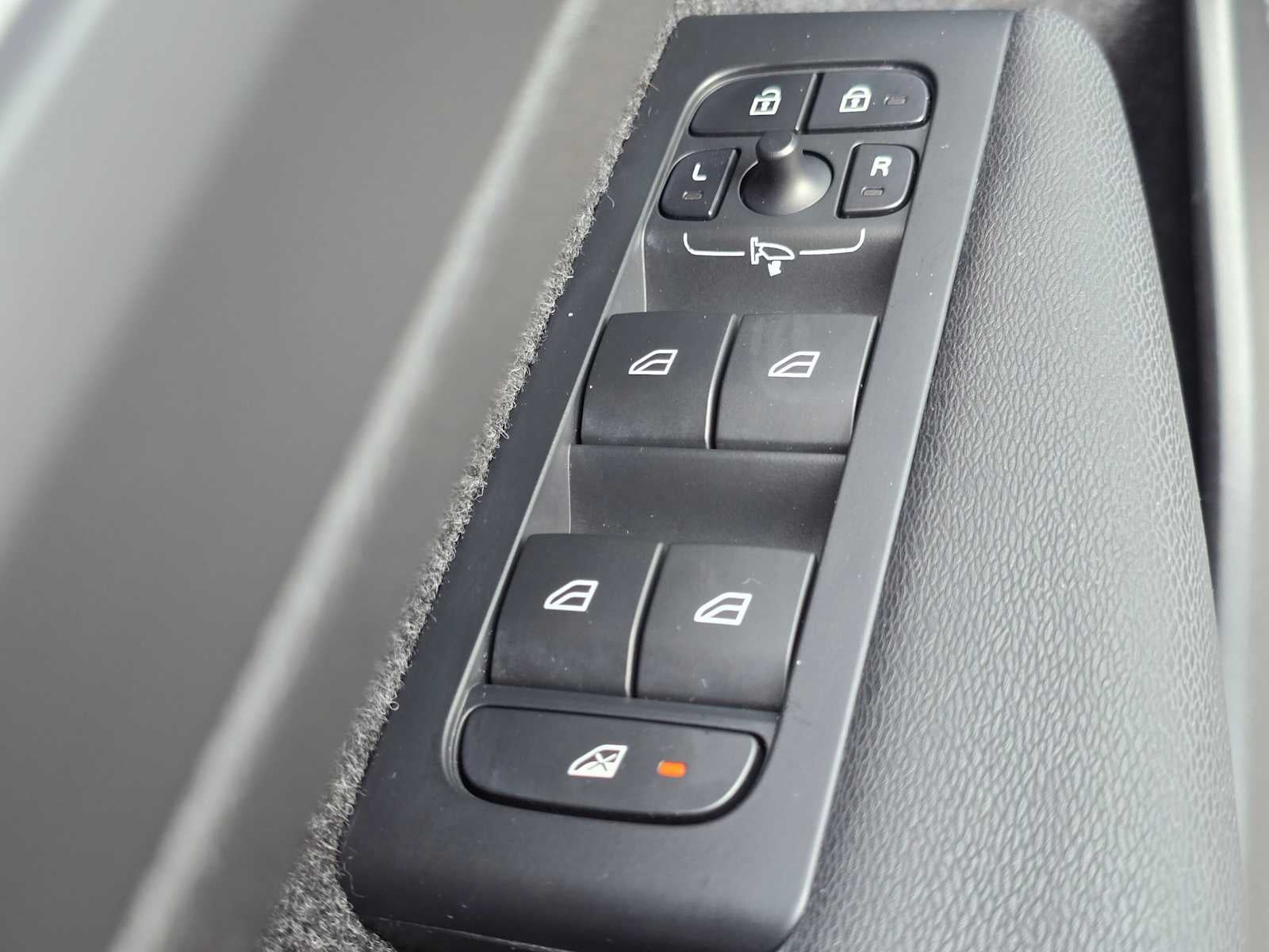 2024 Volvo XC40 Plus Bright Theme