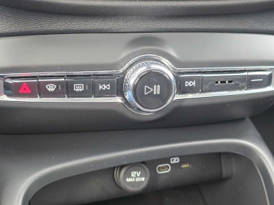 2024 Volvo XC40 Plus Bright Theme
