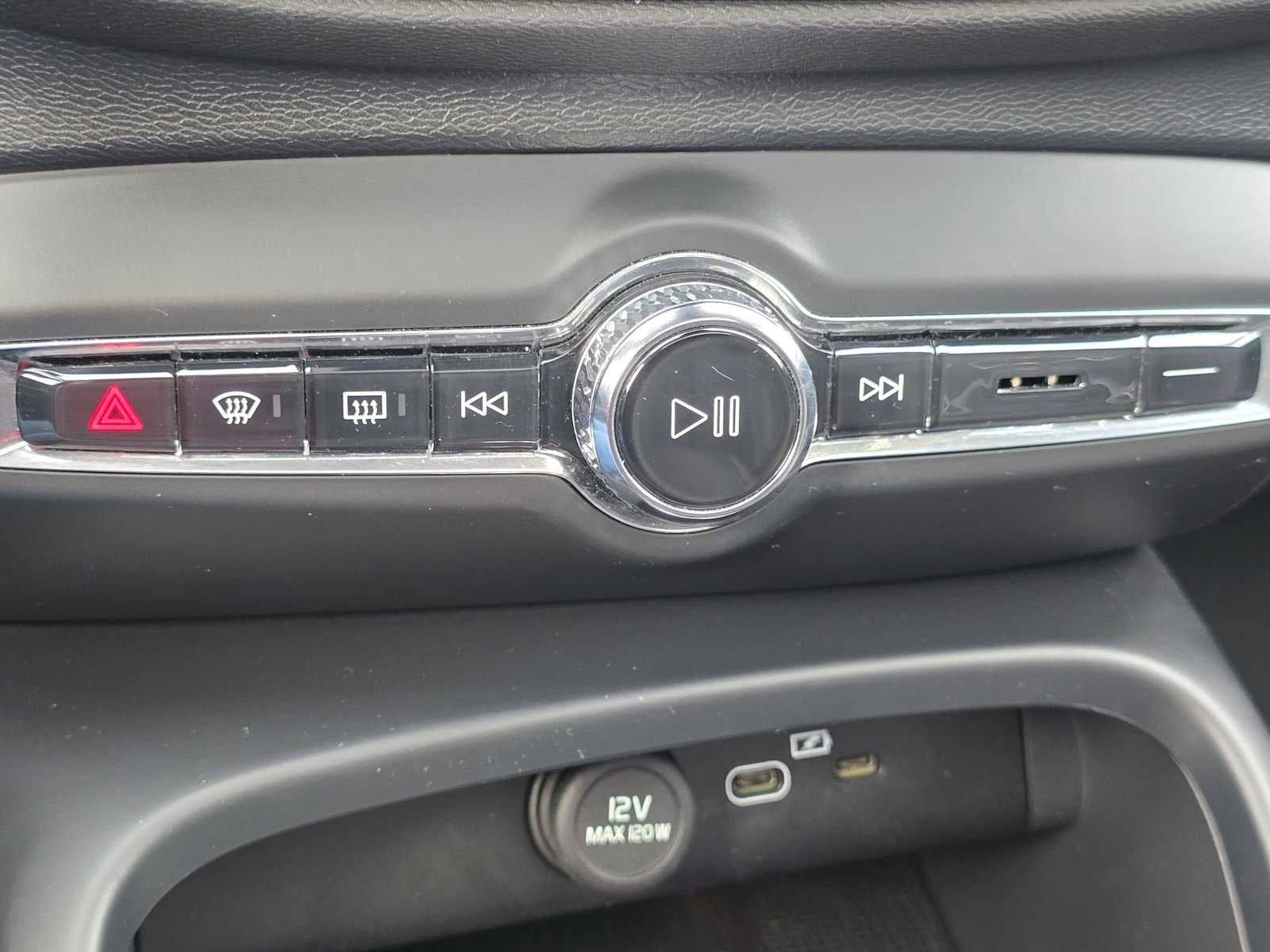 2024 Volvo XC40 Plus Bright Theme