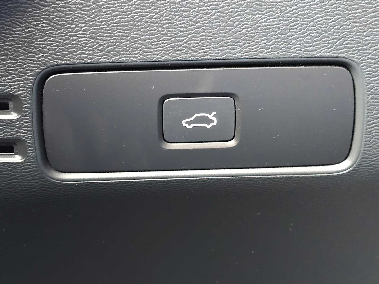 2024 Volvo XC40 Plus Bright Theme