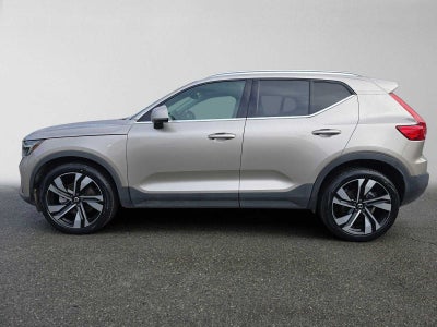 2024 Volvo XC40 Plus Bright Theme