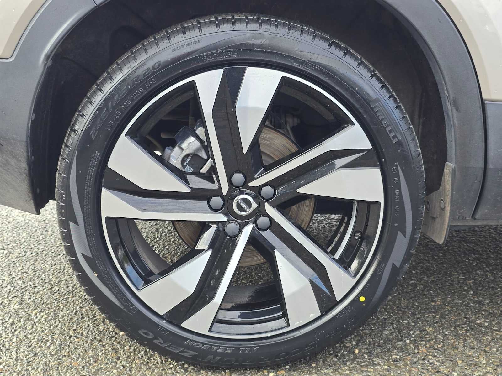2024 Volvo XC40 Plus Bright Theme