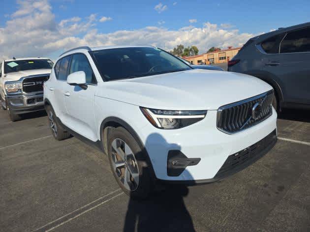 2025 Volvo XC40 Plus Bright Theme