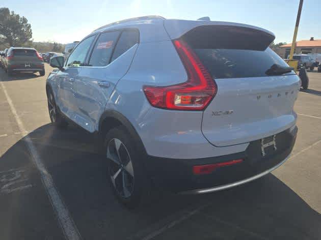 2025 Volvo XC40 Plus Bright Theme