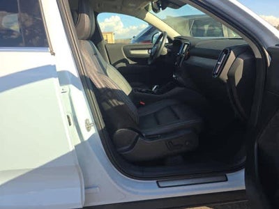2025 Volvo XC40 Plus Bright Theme