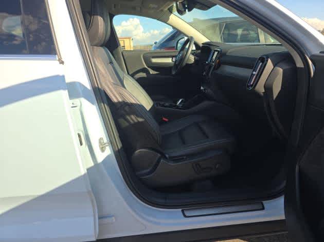 2025 Volvo XC40 Plus Bright Theme