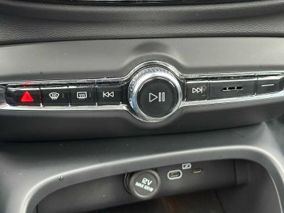 2025 Volvo XC40 Plus Bright Theme