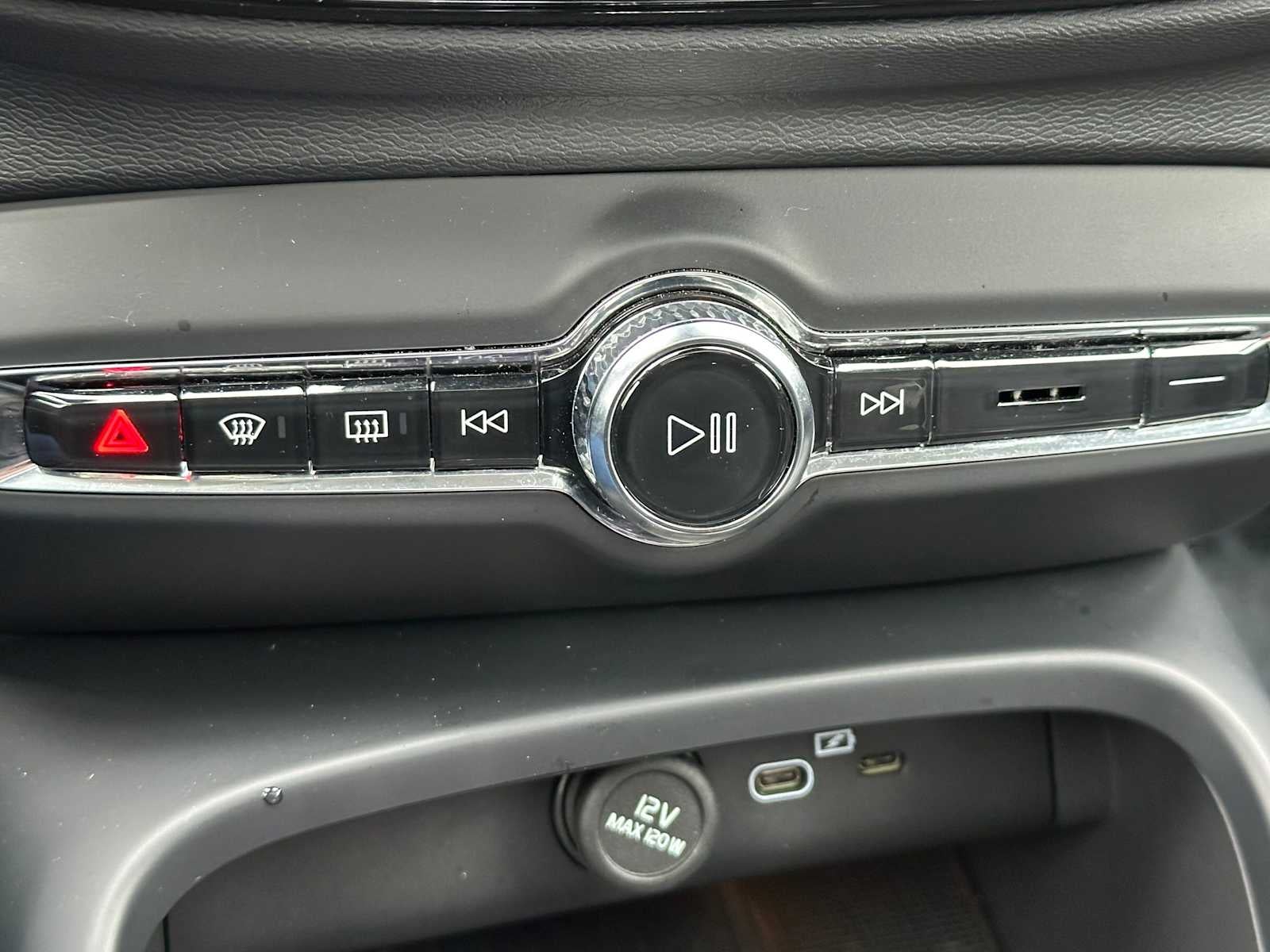 2025 Volvo XC40 Plus Bright Theme