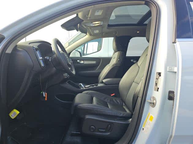 2025 Volvo XC40 Plus Bright Theme
