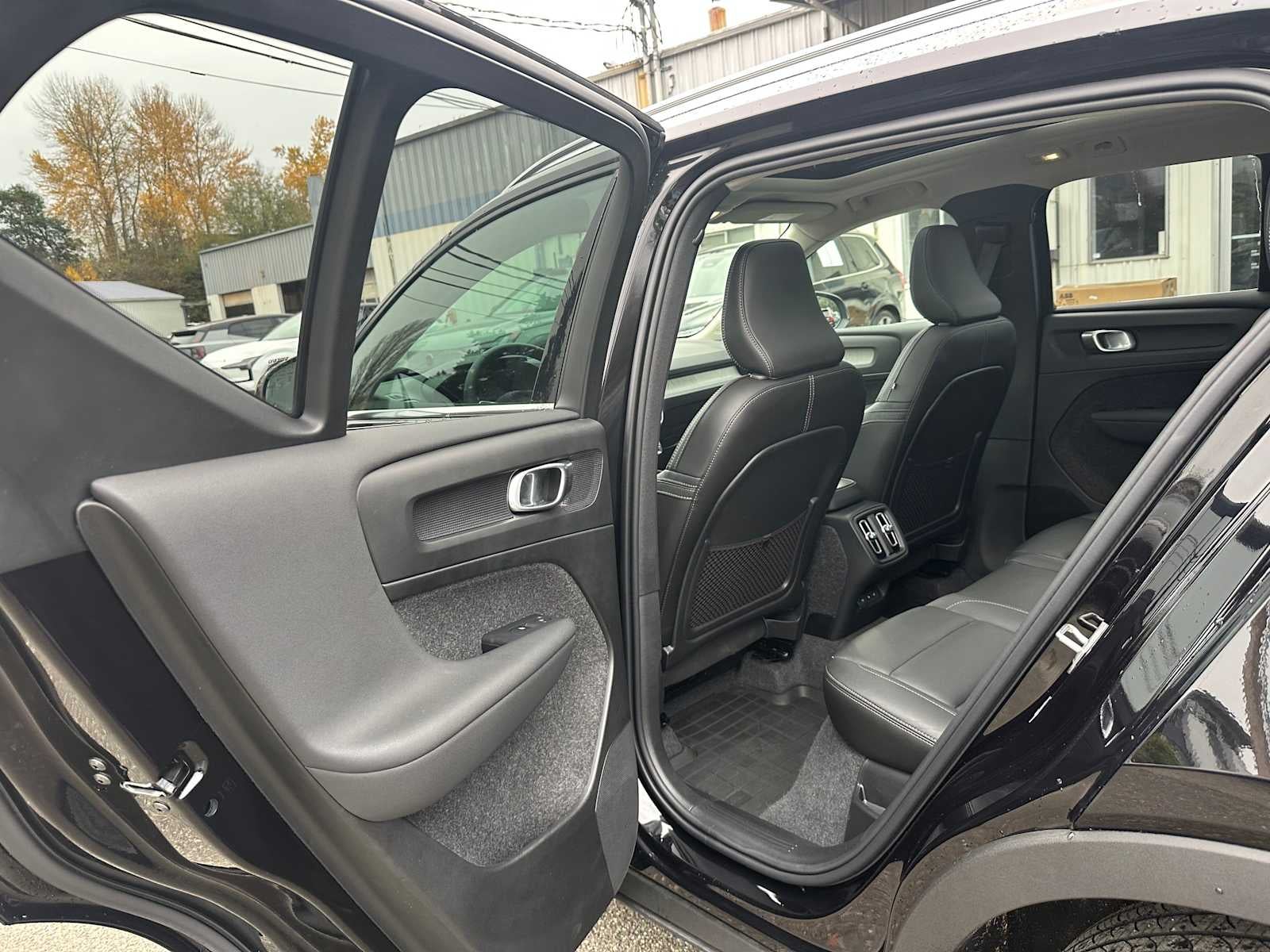 2025 Volvo XC40 Plus Bright Theme