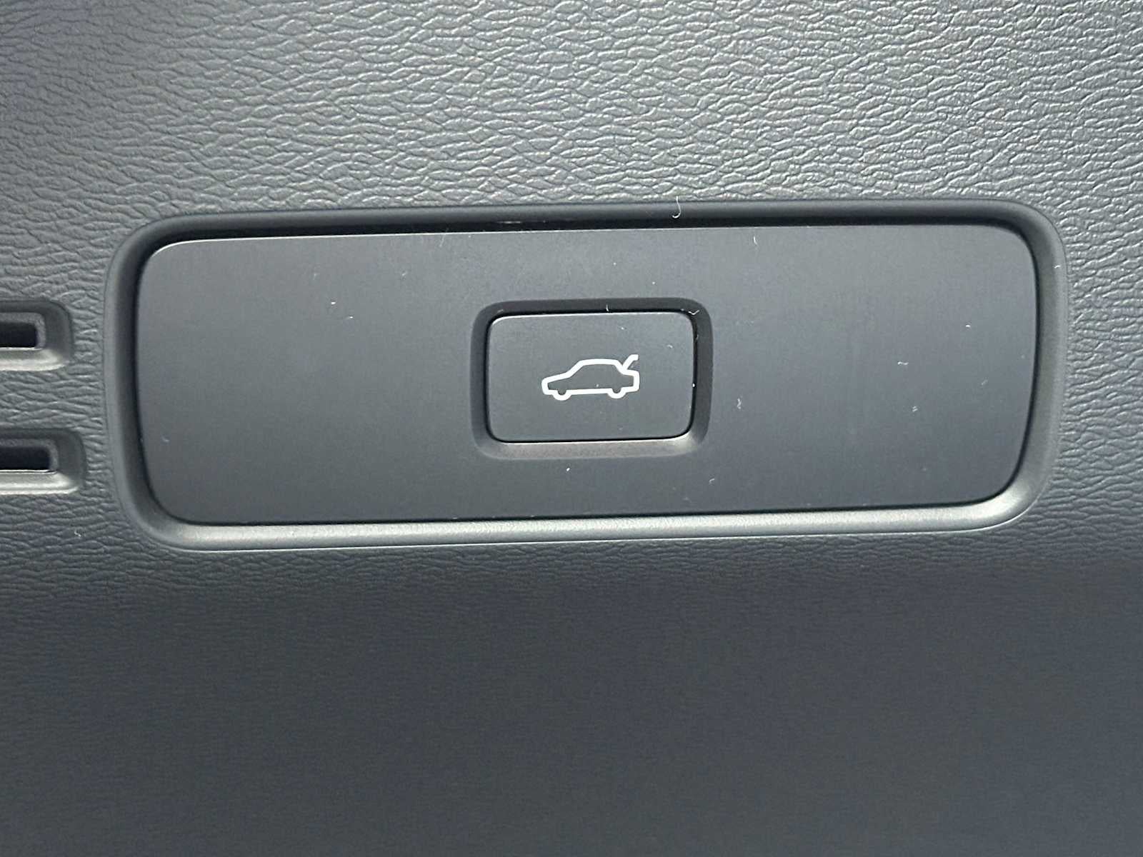 2025 Volvo XC40 Plus Bright Theme