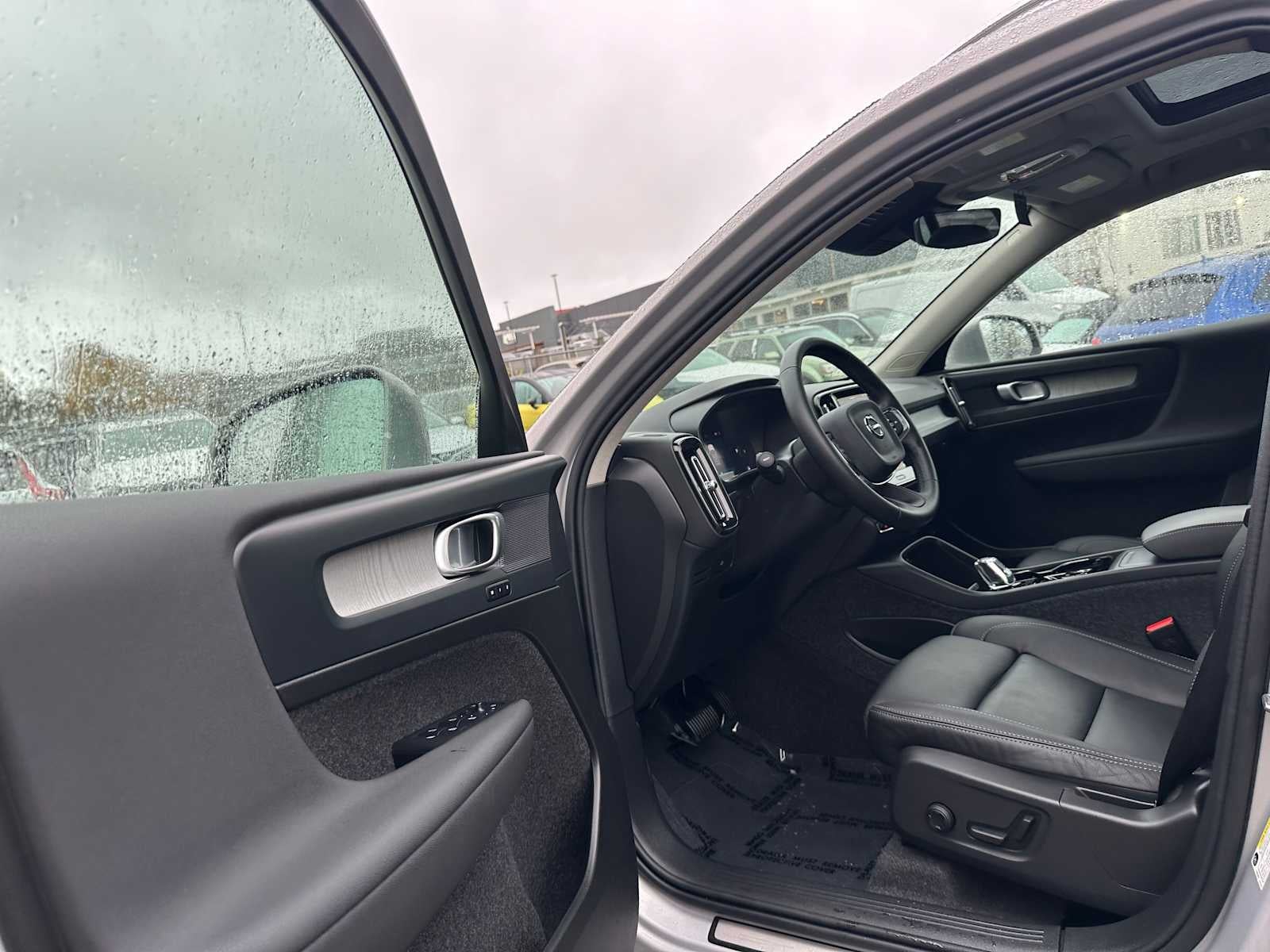 2025 Volvo XC40 Plus Bright Theme