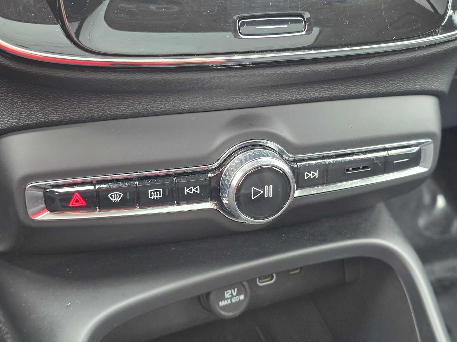 2025 Volvo XC40 Plus Bright Theme