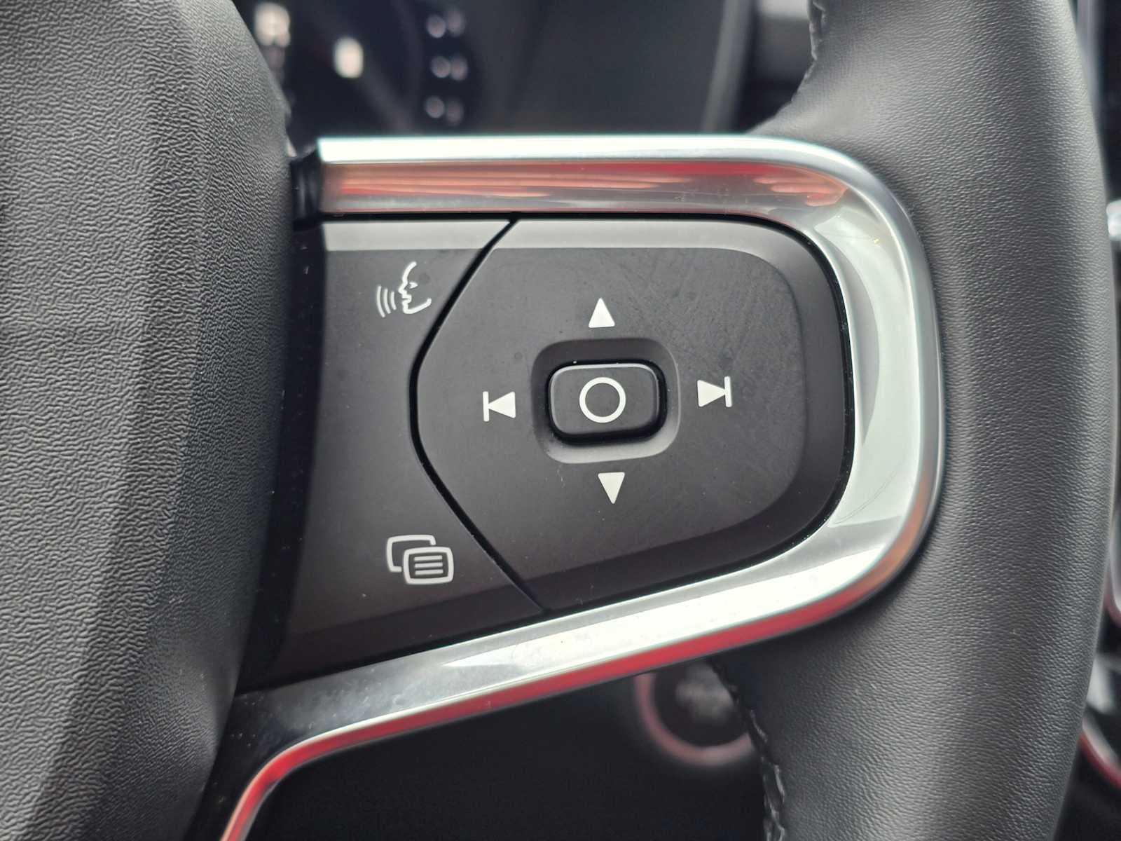 2025 Volvo XC40 Plus Bright Theme