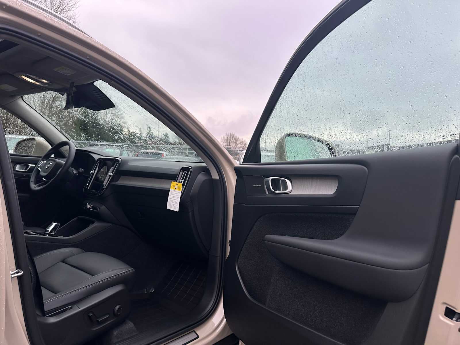 2025 Volvo XC40 Ultra Bright Theme