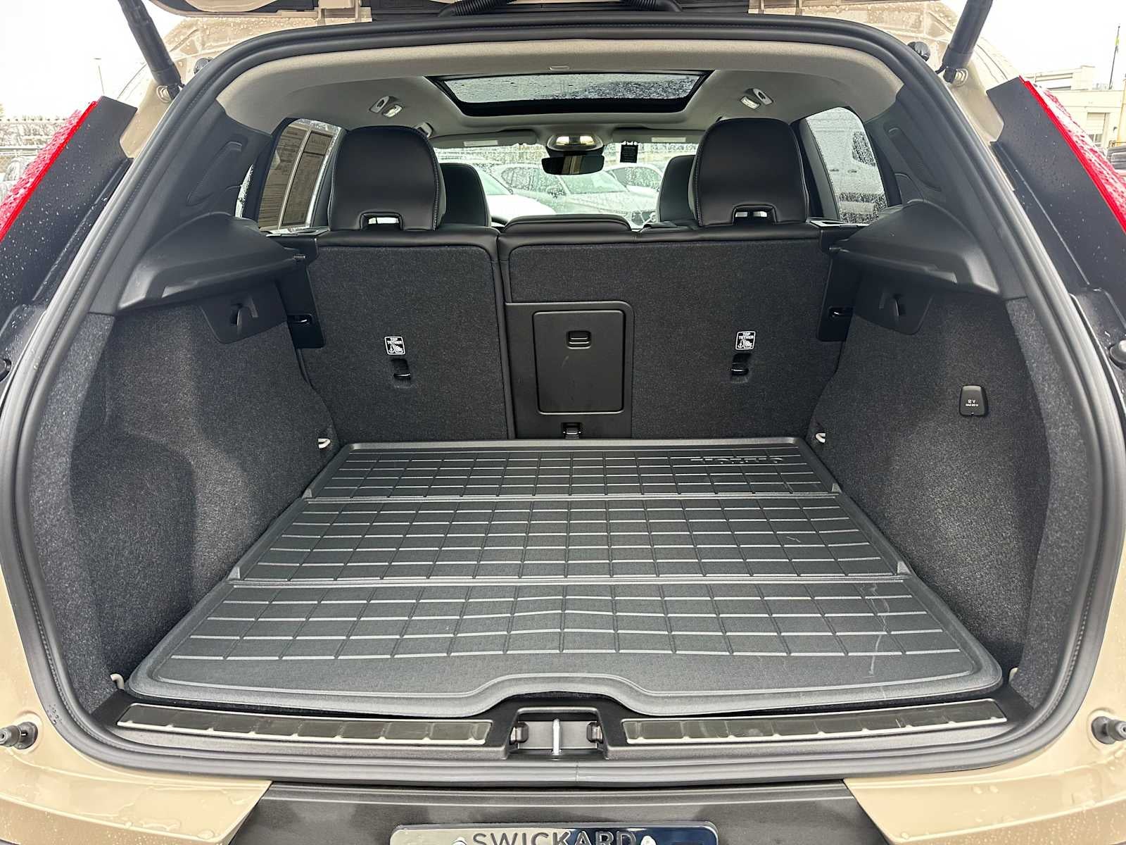 2025 Volvo XC40 Ultra Bright Theme