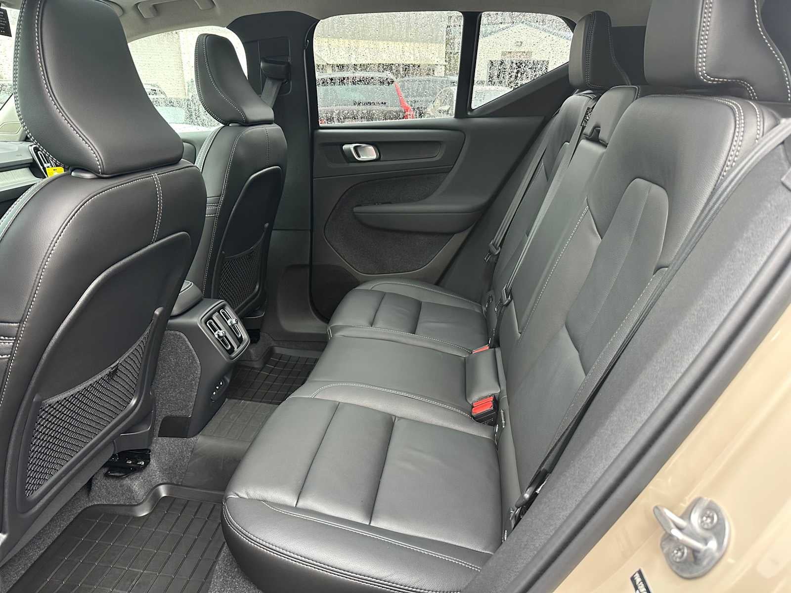 2025 Volvo XC40 Ultra Bright Theme