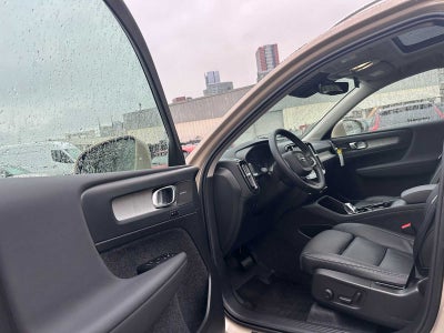 2025 Volvo XC40 Ultra Bright Theme