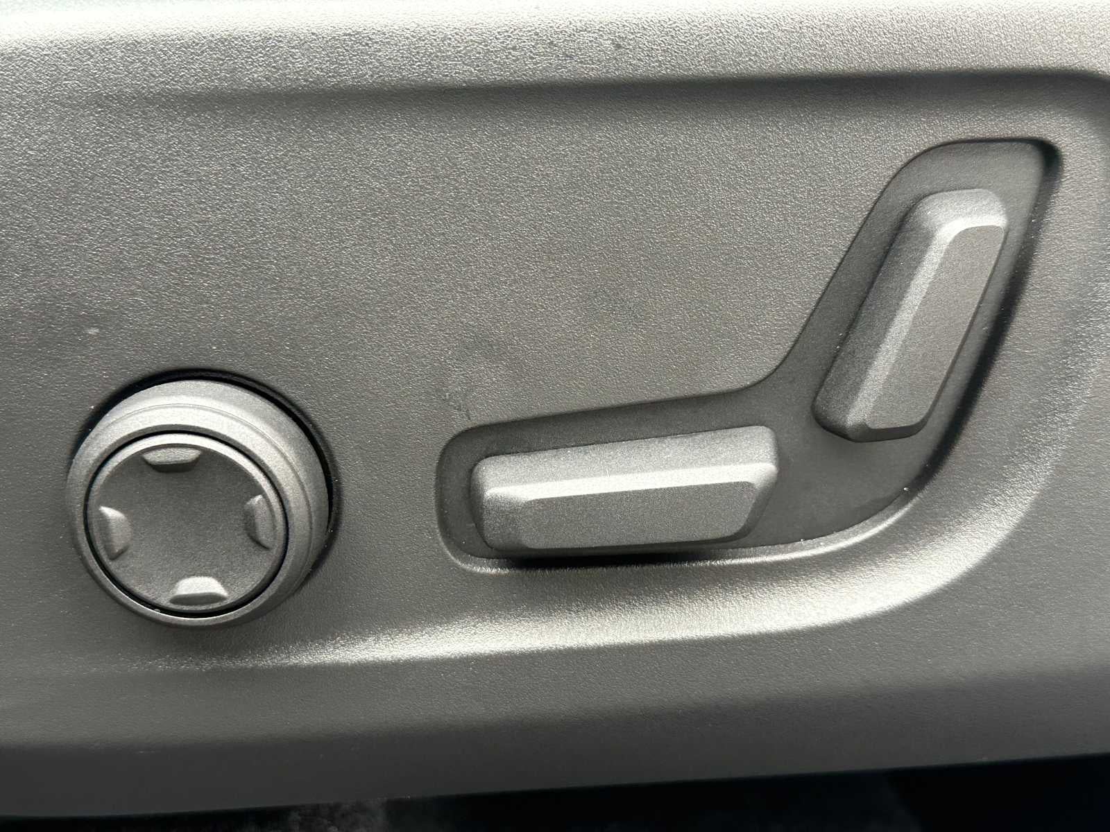 2025 Volvo XC40 Ultra Bright Theme