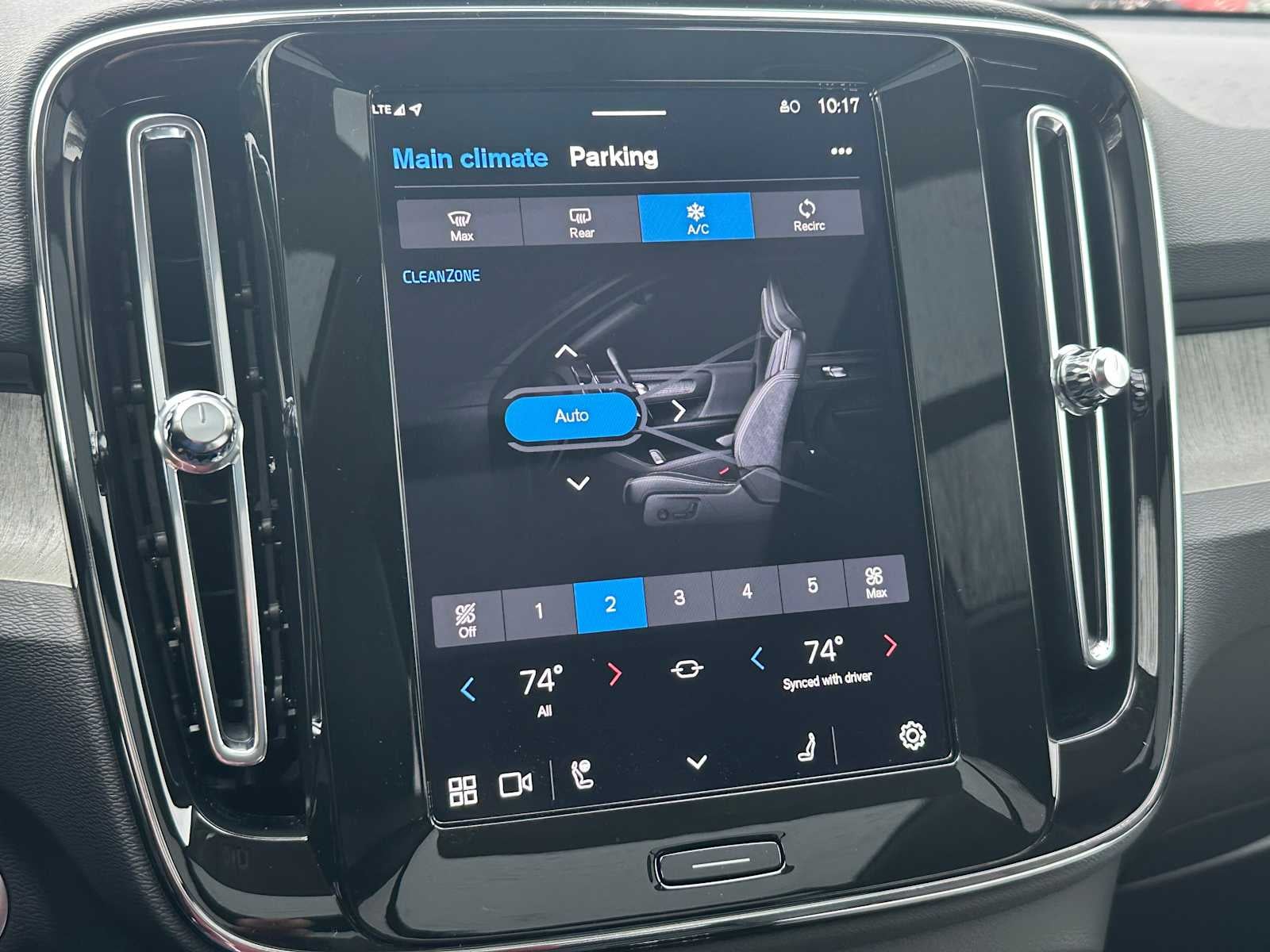 2025 Volvo XC40 Ultra Bright Theme