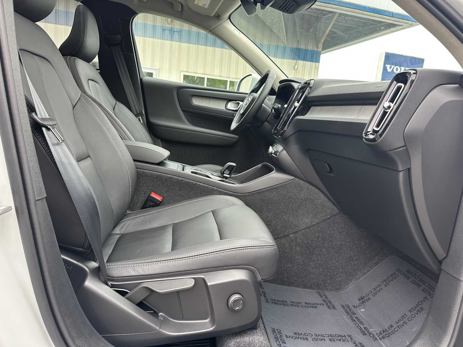 2025 Volvo XC40 Core Bright Theme