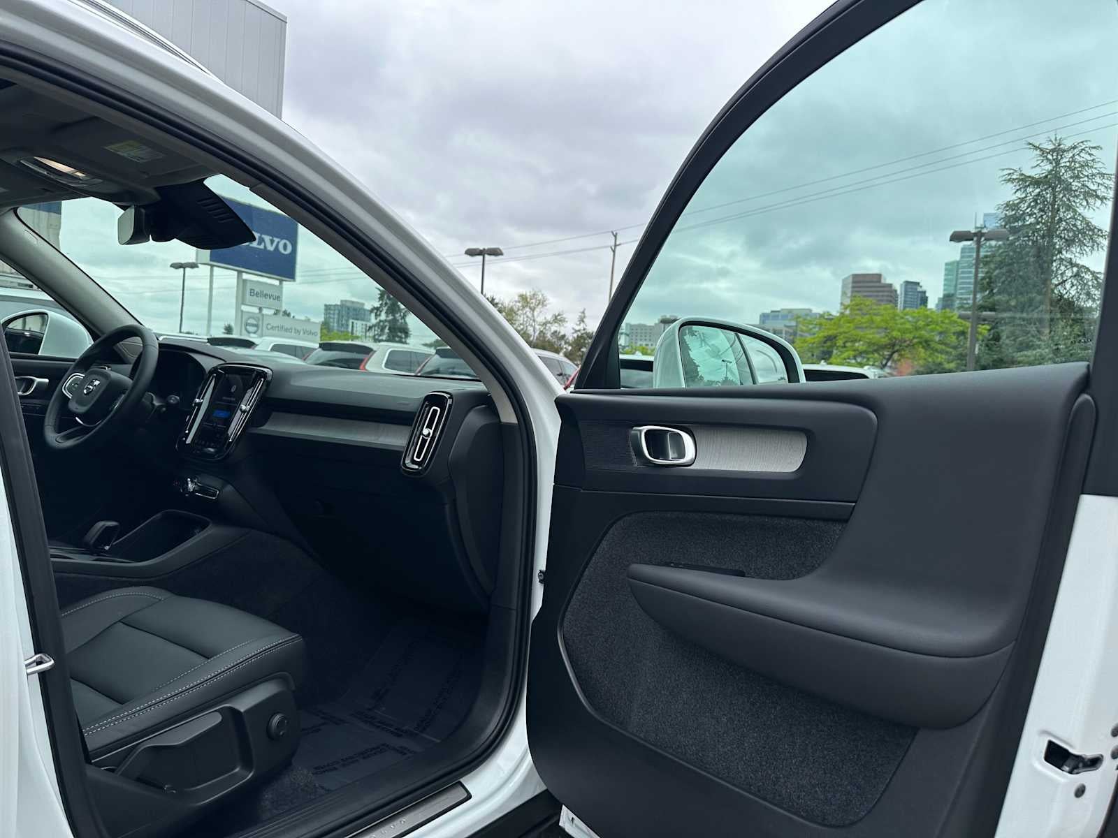 2025 Volvo XC40 Core Bright Theme
