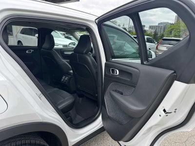2025 Volvo XC40 Core Bright Theme