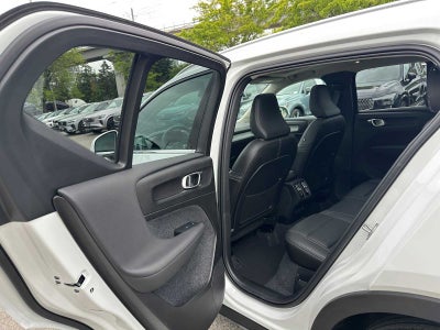 2025 Volvo XC40 Core Bright Theme