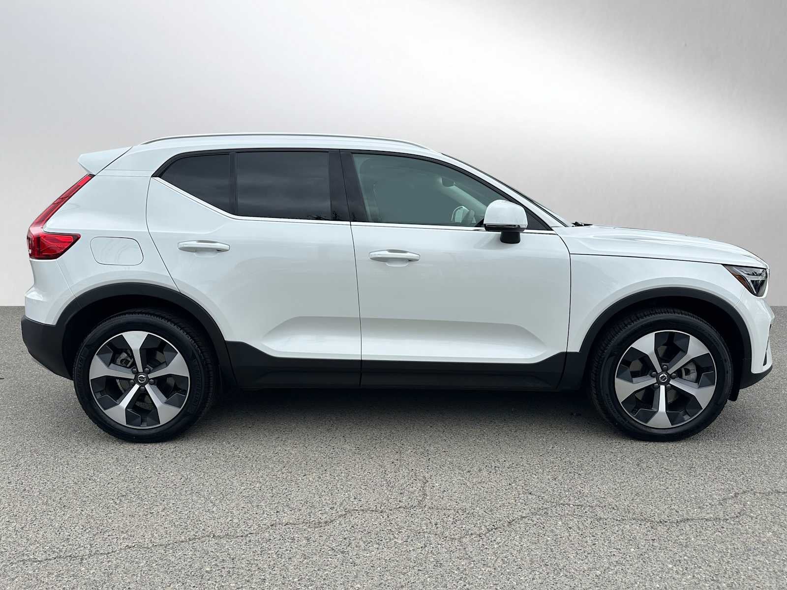 2025 Volvo XC40 Core Bright Theme