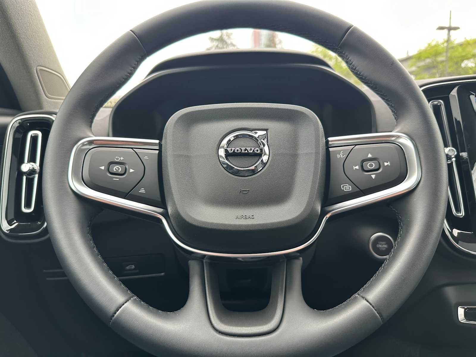 2025 Volvo XC40 Core Bright Theme