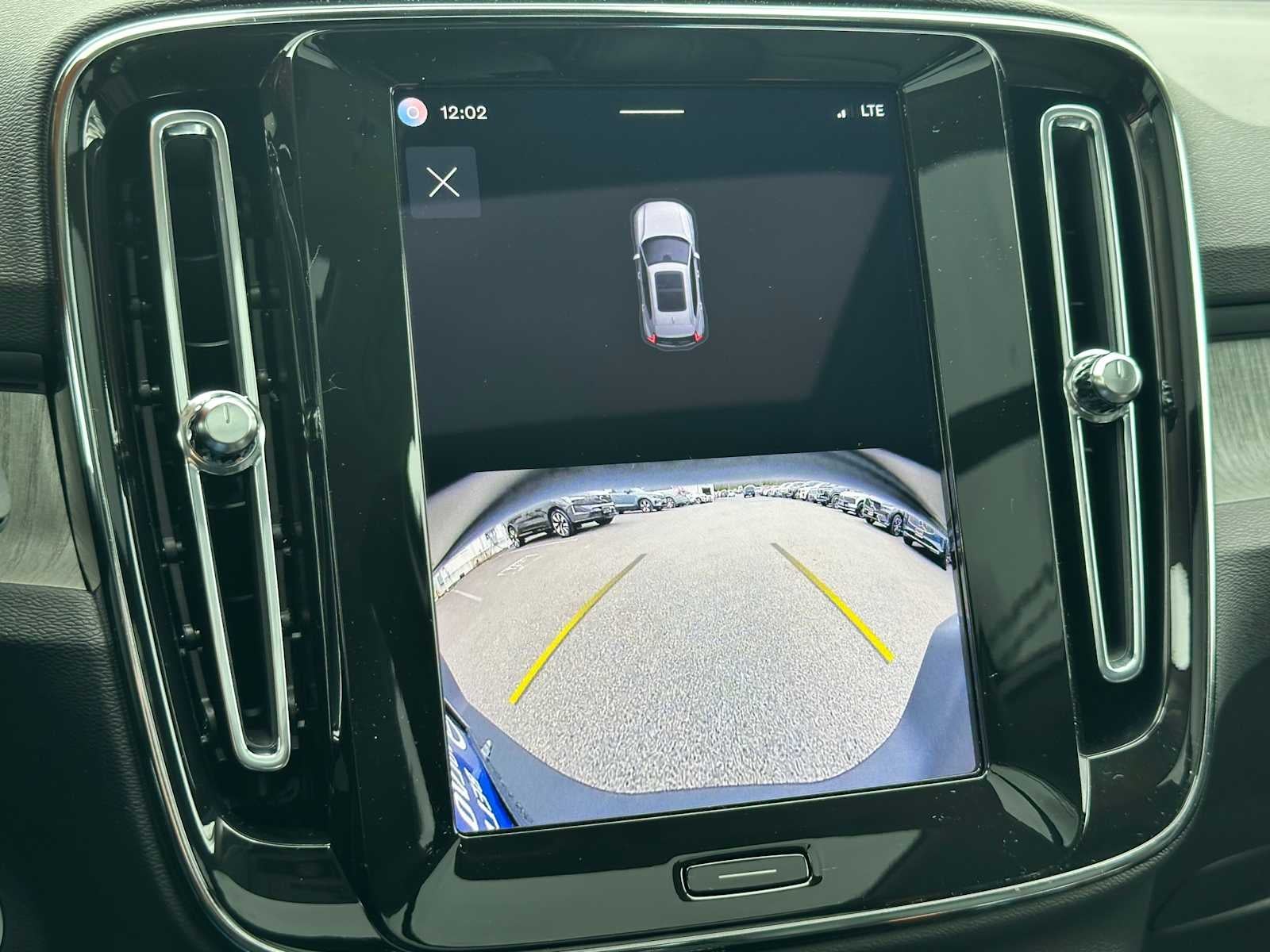 2025 Volvo XC40 Core Bright Theme