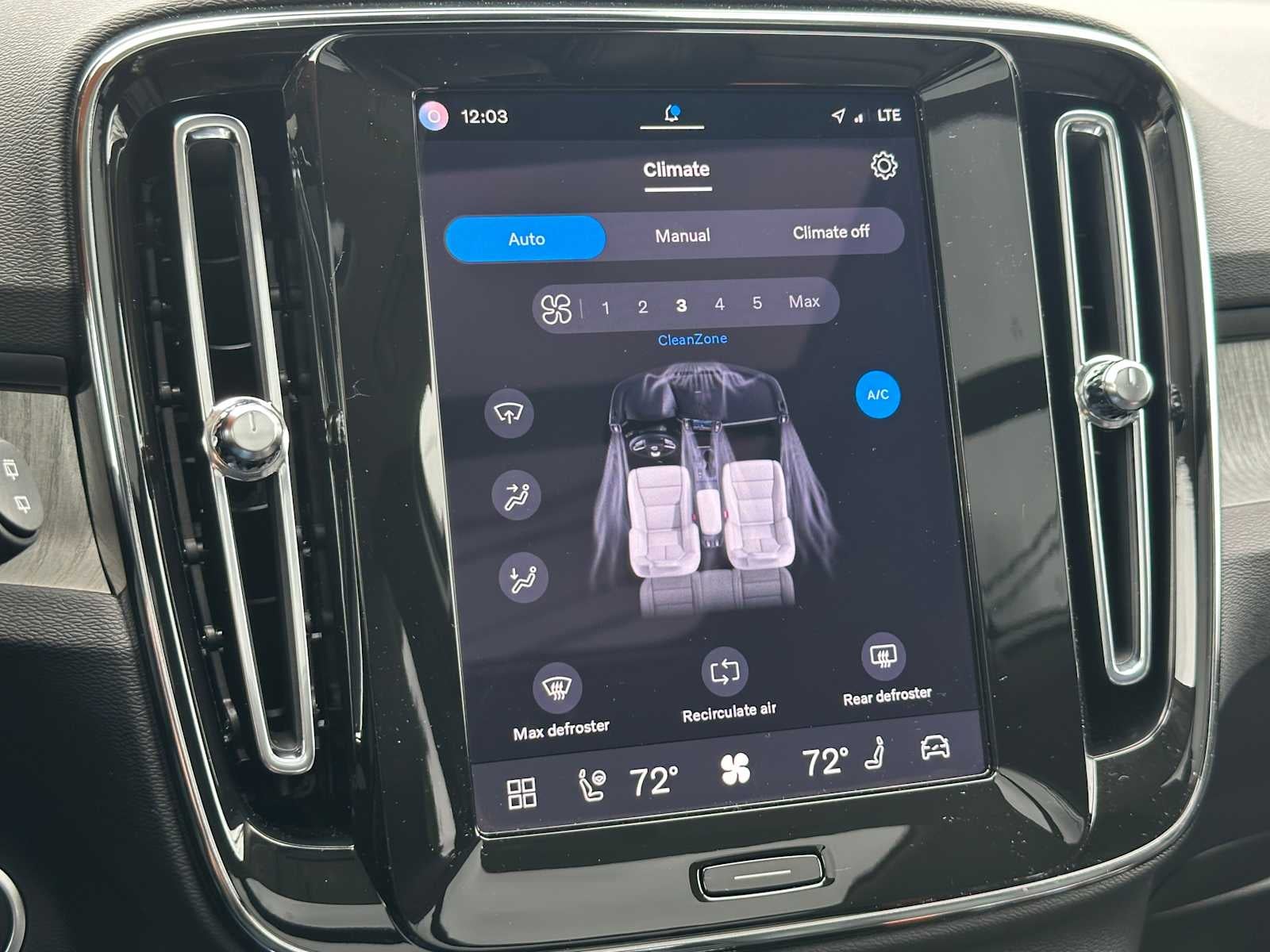 2025 Volvo XC40 Core Bright Theme