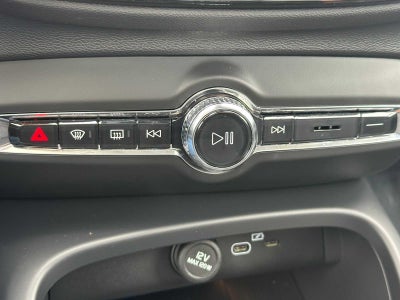 2025 Volvo XC40 Core Bright Theme