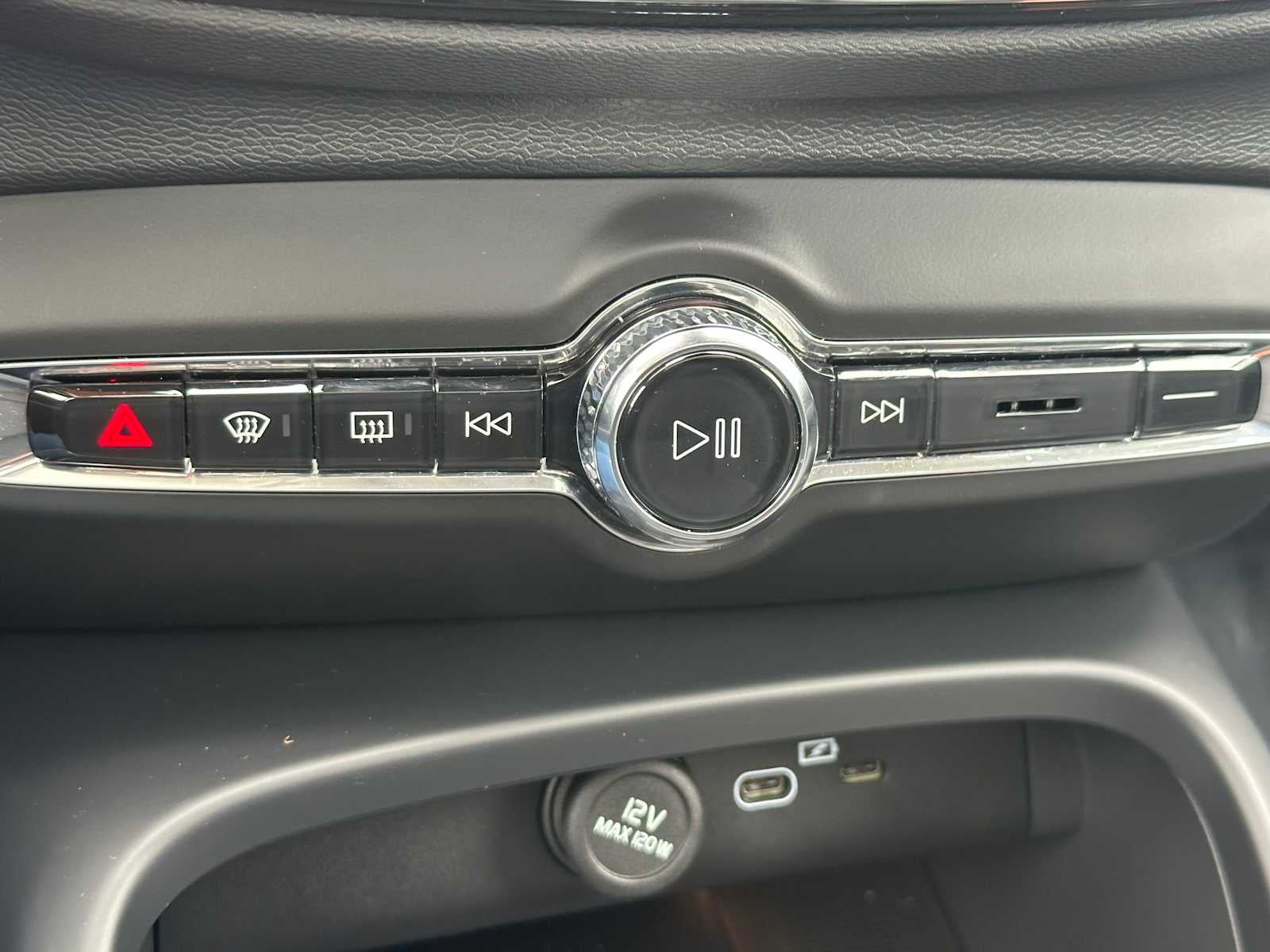 2025 Volvo XC40 Core Bright Theme