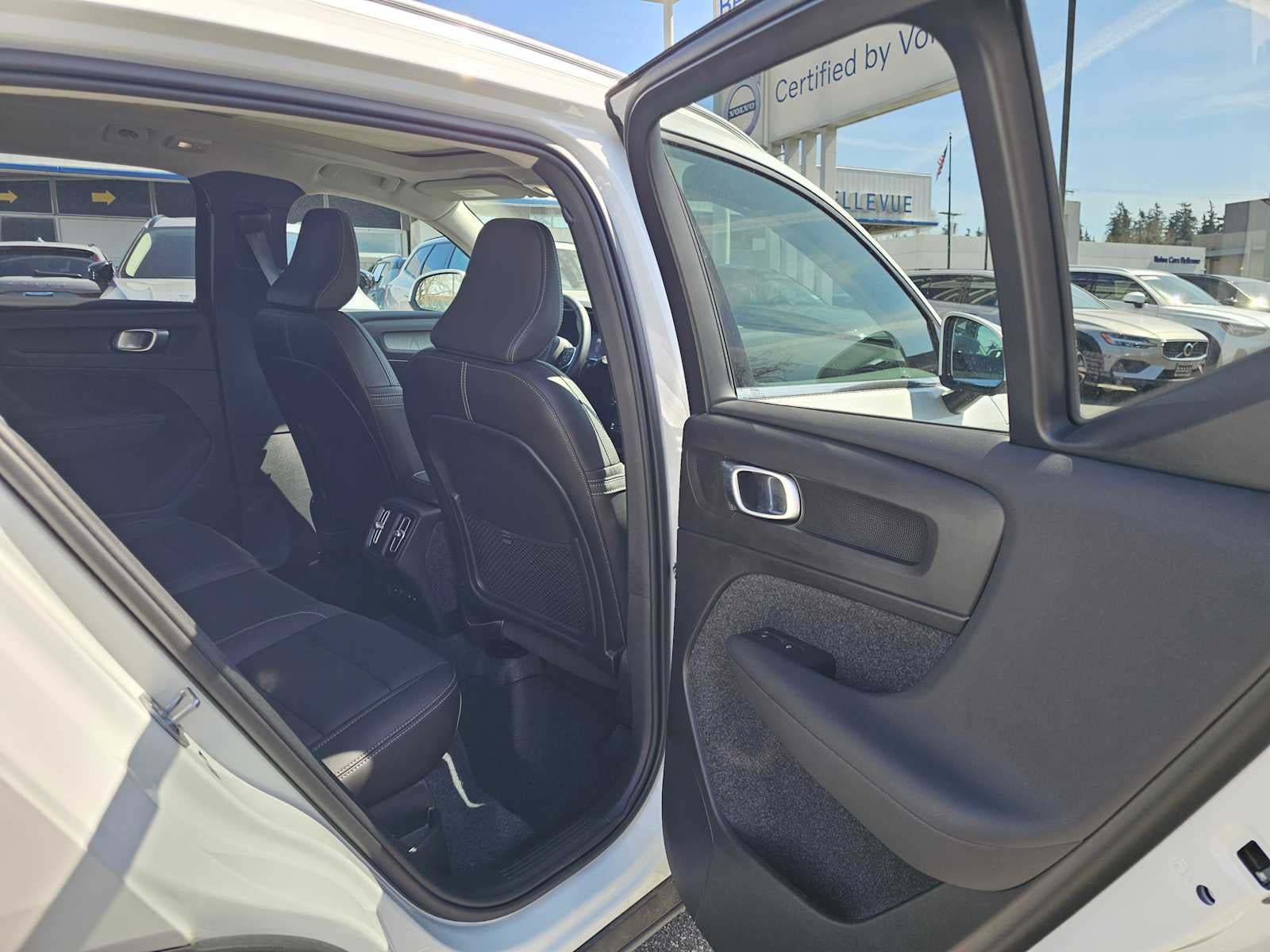 2025 Volvo XC40 Core Bright Theme