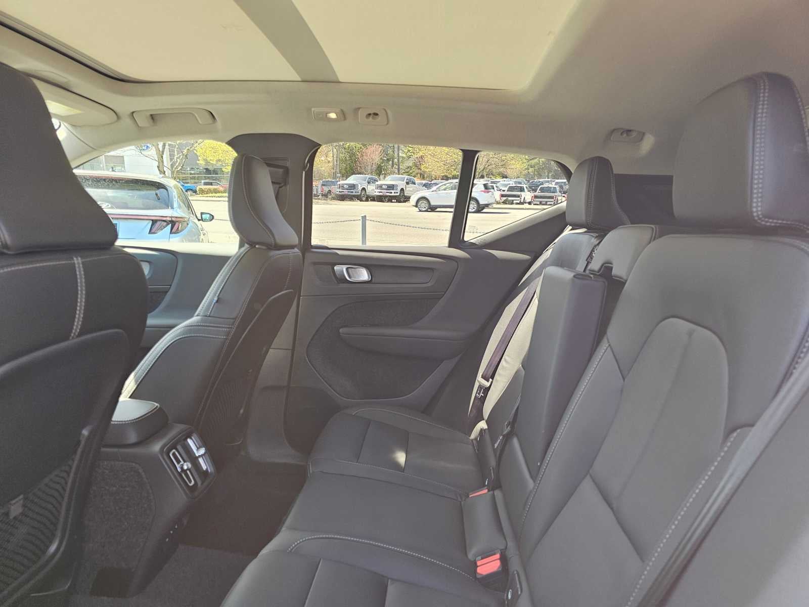 2025 Volvo XC40 Core Bright Theme