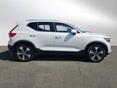 2025 Volvo XC40 Core Bright Theme