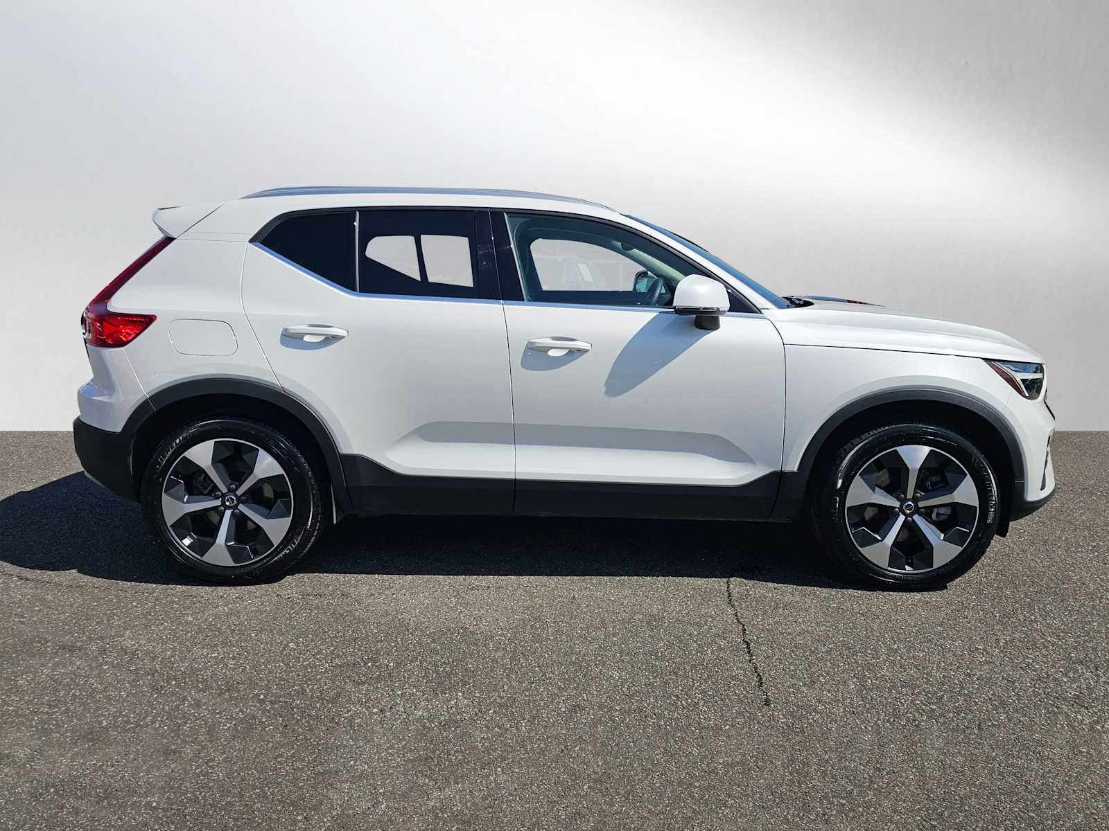 2025 Volvo XC40 Core Bright Theme