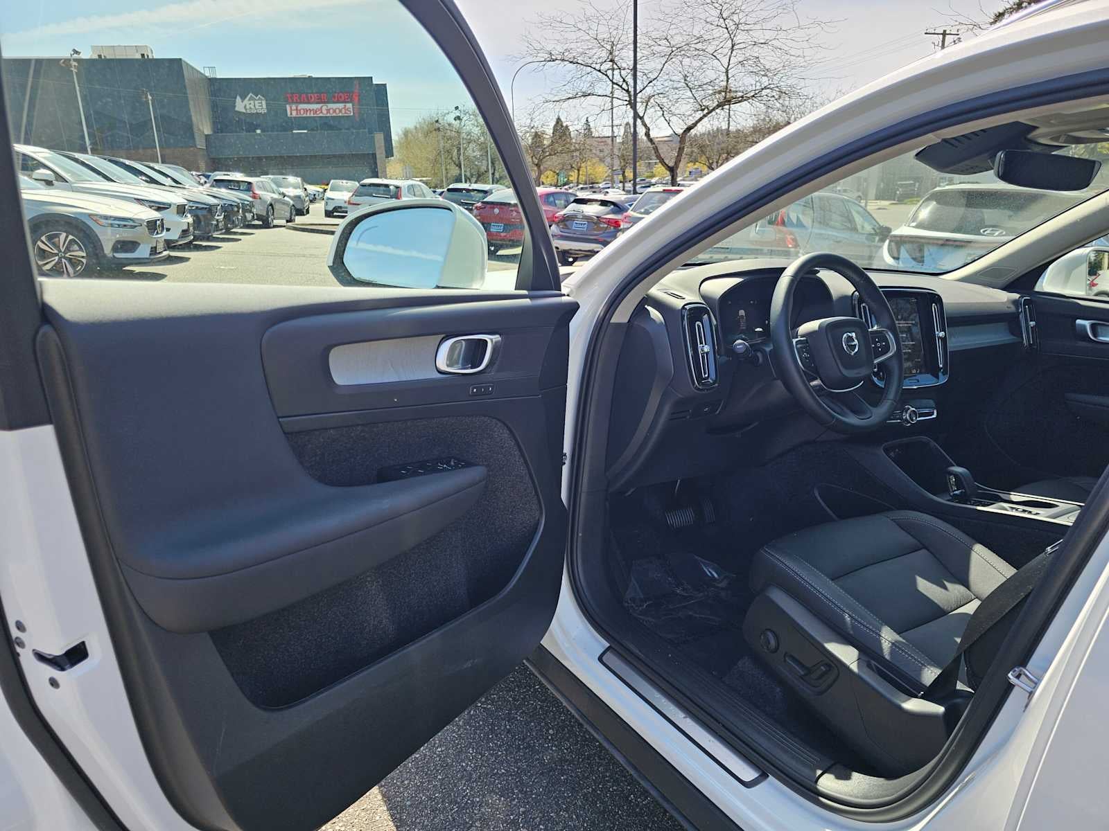 2025 Volvo XC40 Core Bright Theme