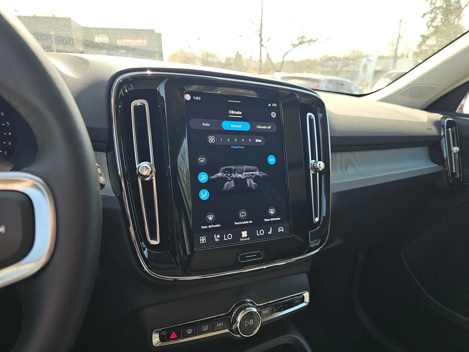 2025 Volvo XC40 Core Bright Theme
