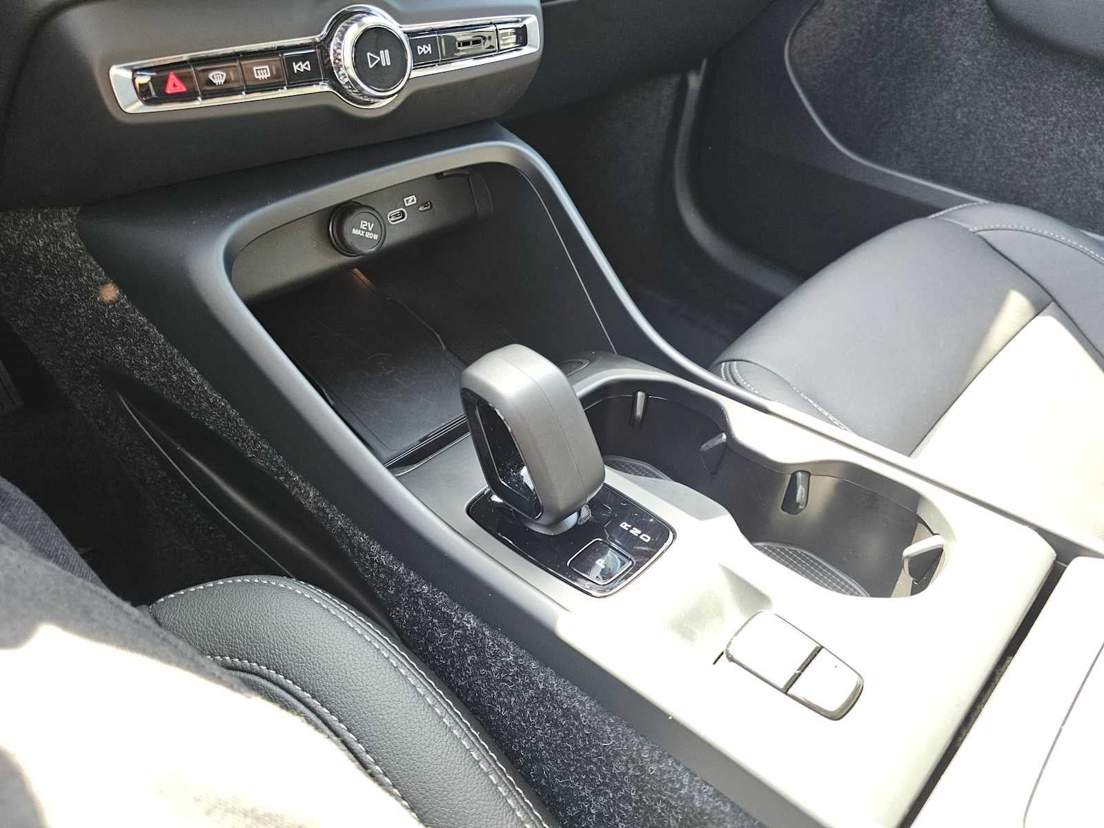 2025 Volvo XC40 Core Bright Theme