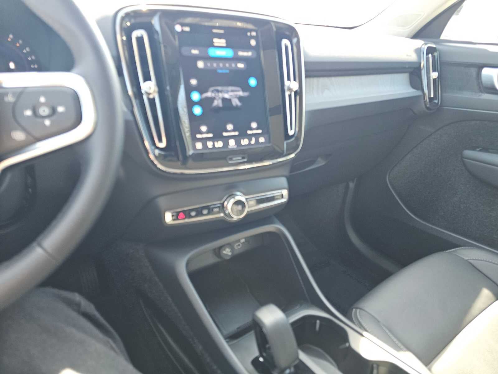 2025 Volvo XC40 Core Bright Theme
