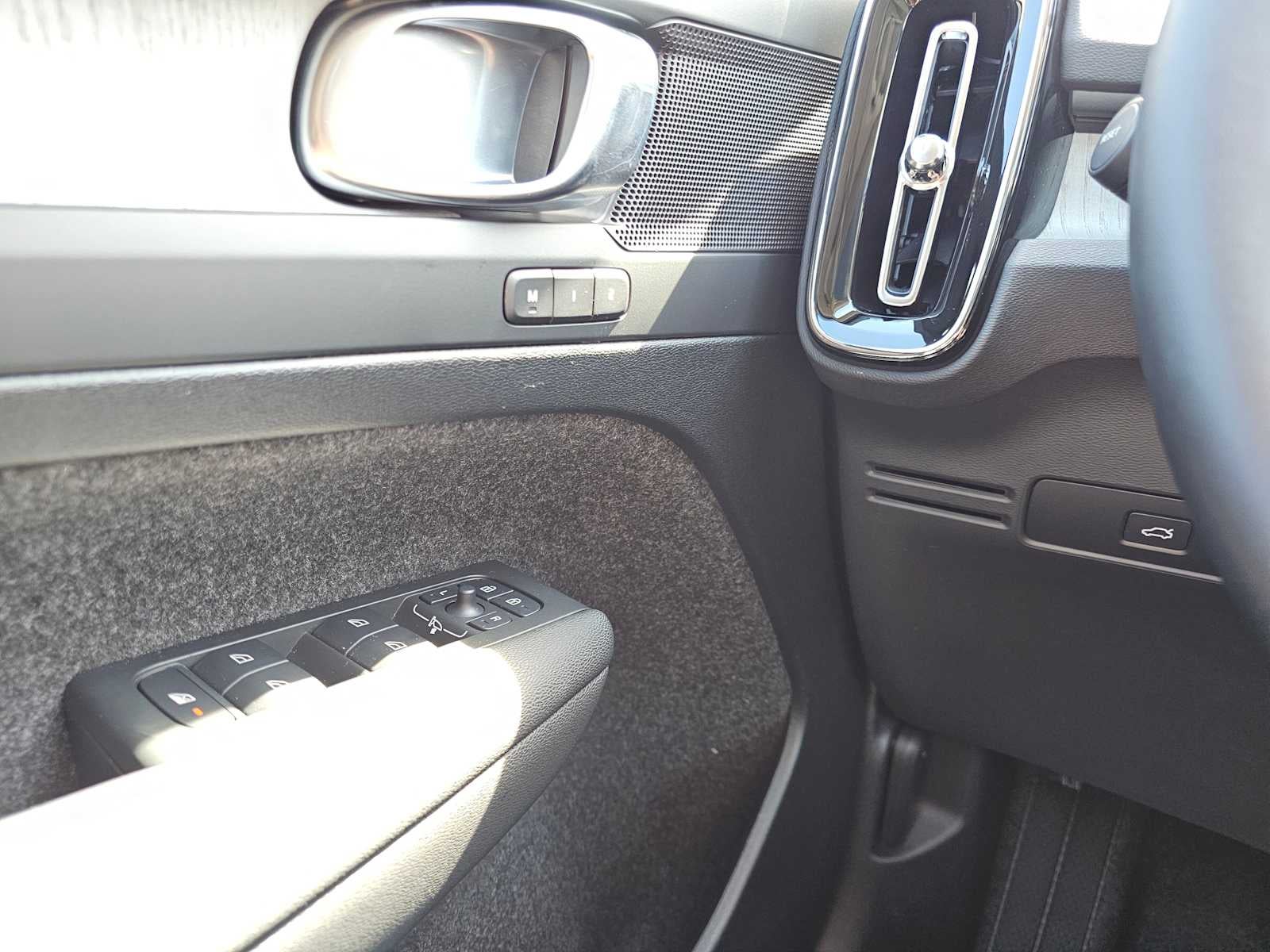 2025 Volvo XC40 Core Bright Theme