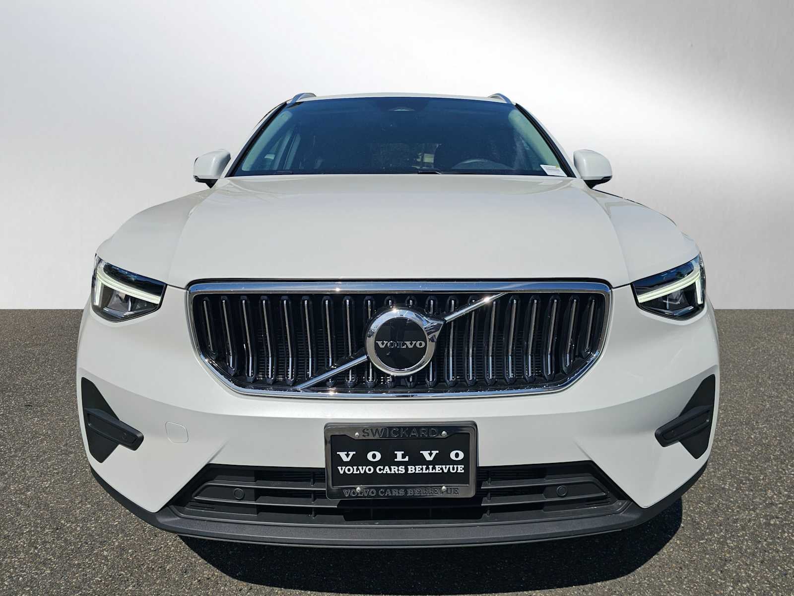 2025 Volvo XC40 Core Bright Theme